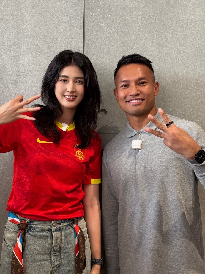  赵丽娜合影新加坡门将桑尼：为国足接好运